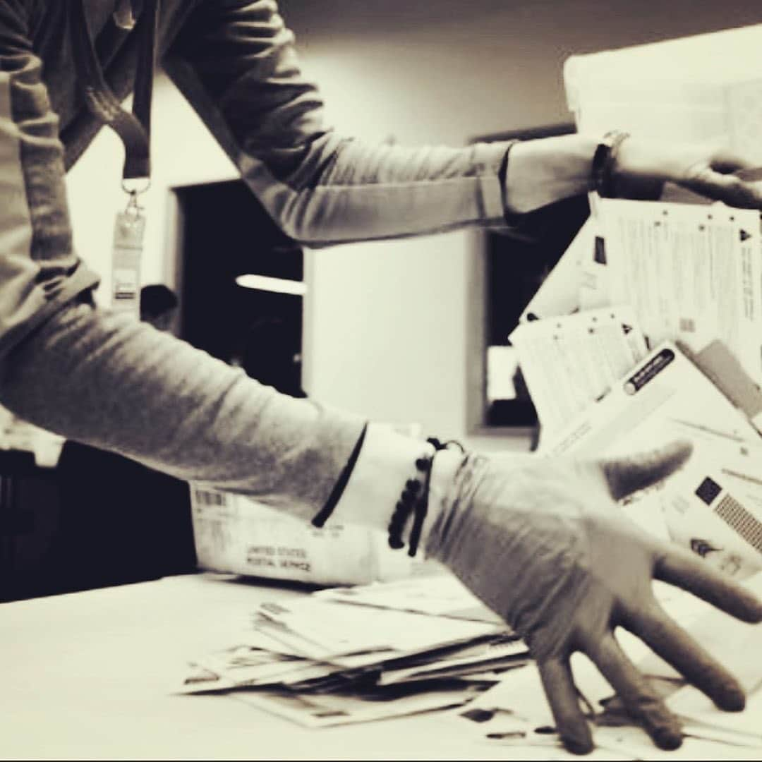 ブライス・ダラス・ハワードさんのインスタグラム写真 - (ブライス・ダラス・ハワードInstagram)「This is⁣ a simple thank you to our⁣ vote counters. Such long⁣ tedious work, masked and⁣ gloved for hours, for days. ⁣ The people have cast their ⁣ votes, now the counting of⁣ every valid vote is in their⁣ capable hands. Diligence is⁣ required of them, patience ⁣ and gratitude from all of us.⁣ ⁣ 🔁: @thisispattismith」11月7日 1時40分 - brycedhoward