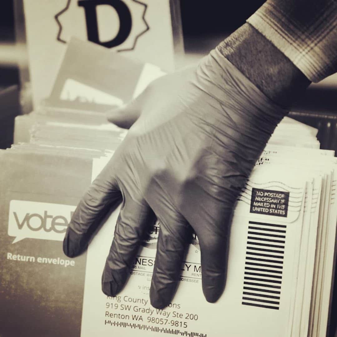 ブライス・ダラス・ハワードさんのインスタグラム写真 - (ブライス・ダラス・ハワードInstagram)「This is⁣ a simple thank you to our⁣ vote counters. Such long⁣ tedious work, masked and⁣ gloved for hours, for days. ⁣ The people have cast their ⁣ votes, now the counting of⁣ every valid vote is in their⁣ capable hands. Diligence is⁣ required of them, patience ⁣ and gratitude from all of us.⁣ ⁣ 🔁: @thisispattismith」11月7日 1時40分 - brycedhoward