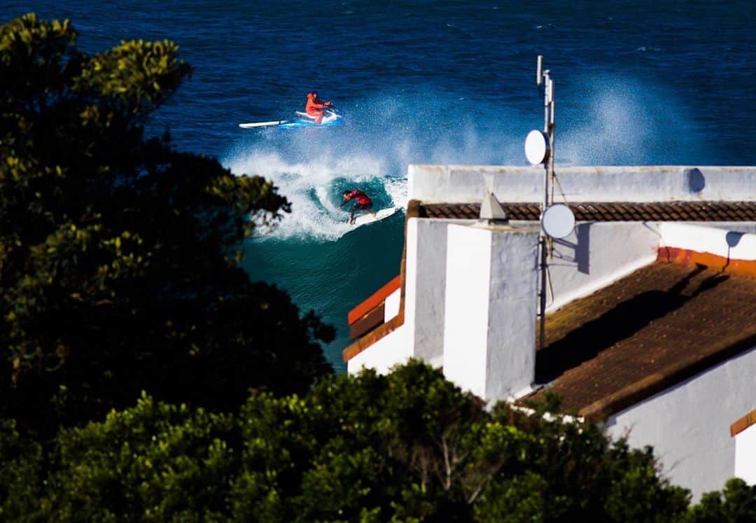ジョーディ・スミスのインスタグラム：「Between the trees 🌲and🏠 photo: @alexmcgeownphoto #jbay @oneillusa」