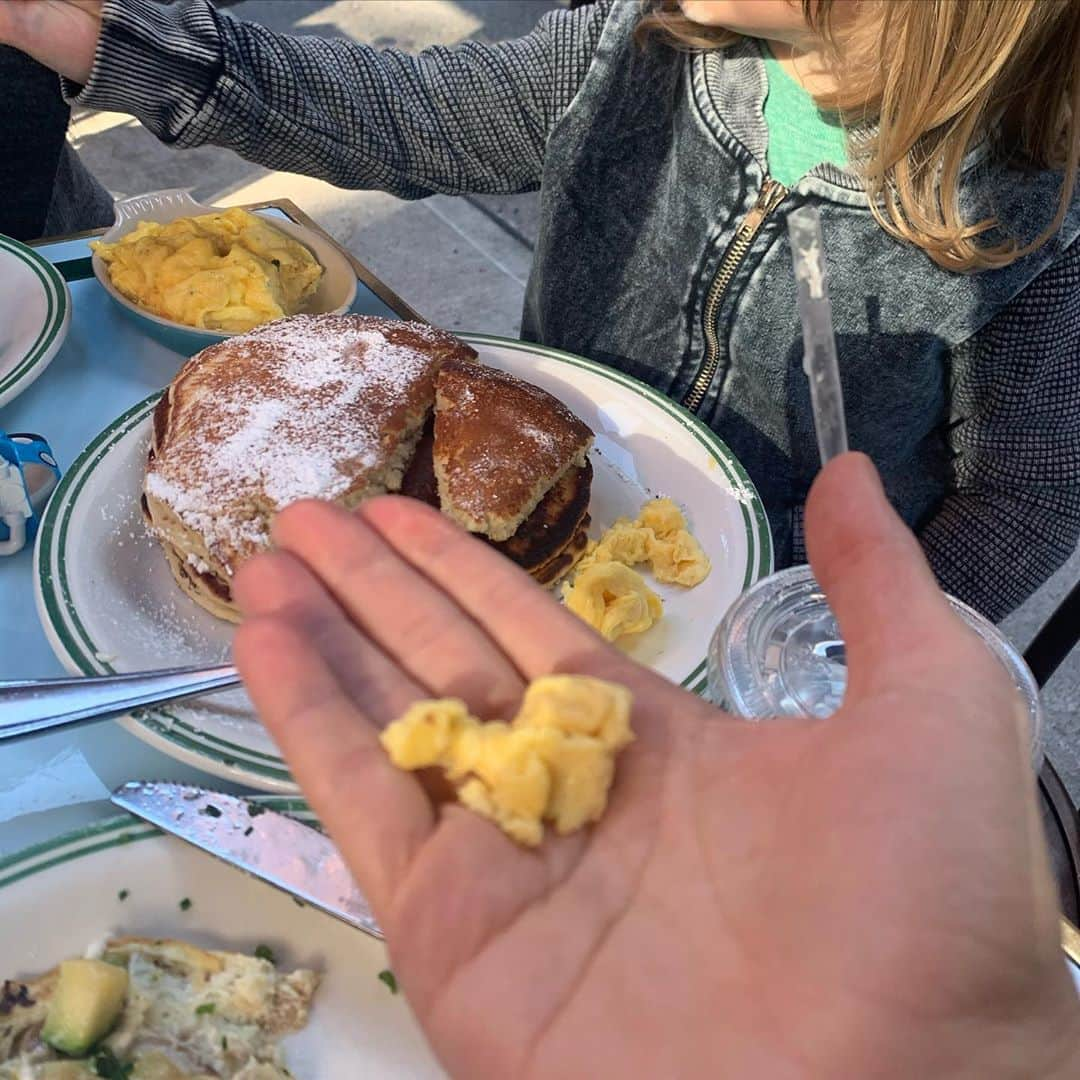 ジェニー・モレンさんのインスタグラム写真 - (ジェニー・モレンInstagram)「Forever the woman who holds your regurgitated bites of scrambled eggs. #momsouttherekillingit」11月7日 1時43分 - jennymollen