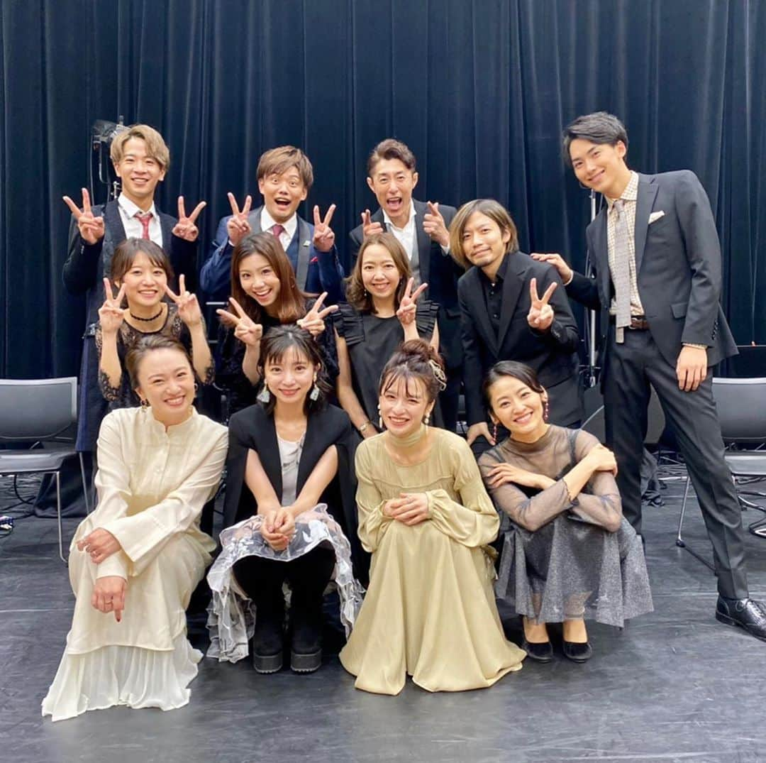 皆本麻帆さんのインスタグラム写真 - (皆本麻帆Instagram)「いつか〜onefineday in Concert  3回の公演を無事に終えることができました。  ご来場くださった皆様 応援してくださった皆様 ありがとうございました♡  ずっしりと内容の濃い物語だけどずっとずっと笑ってられたのはキャストスタッフみんなのおかげでした。嬉しかったなぁ。  この作品が大好きなんだって、 改めて強く感じた！ 明日からも生きていく！  歌っている私の方が元気をもらっちゃった、、、まこちゃん素晴らしい曲たちをありがとう♡  本当に奇跡のようなしあわせな時間でした。  ありがとうございました。♡ また、いつか  🌱」11月7日 1時48分 - mmaho0421