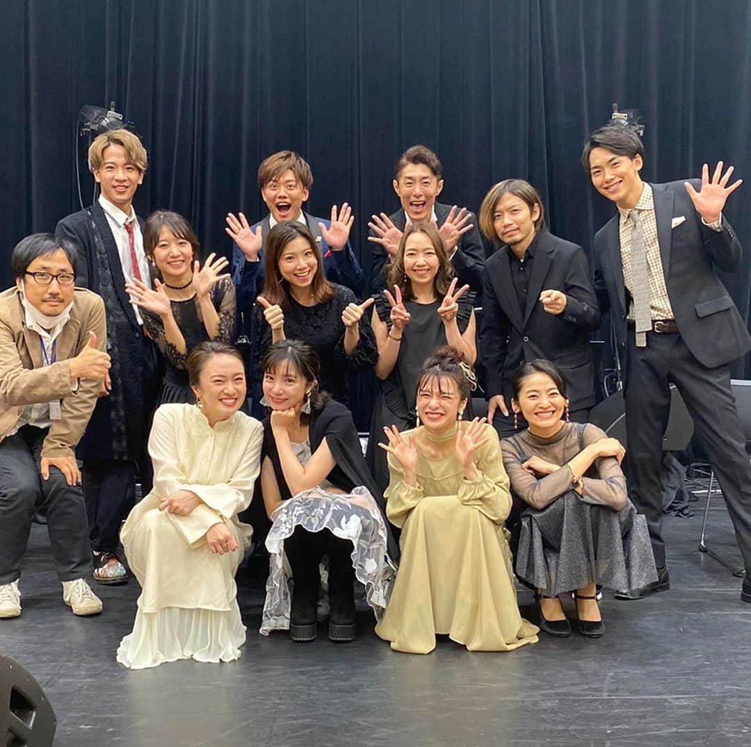 皆本麻帆さんのインスタグラム写真 - (皆本麻帆Instagram)「いつか〜onefineday in Concert  3回の公演を無事に終えることができました。  ご来場くださった皆様 応援してくださった皆様 ありがとうございました♡  ずっしりと内容の濃い物語だけどずっとずっと笑ってられたのはキャストスタッフみんなのおかげでした。嬉しかったなぁ。  この作品が大好きなんだって、 改めて強く感じた！ 明日からも生きていく！  歌っている私の方が元気をもらっちゃった、、、まこちゃん素晴らしい曲たちをありがとう♡  本当に奇跡のようなしあわせな時間でした。  ありがとうございました。♡ また、いつか  🌱」11月7日 1時48分 - mmaho0421