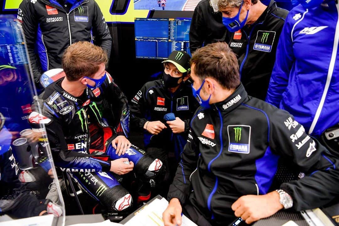 YamahaMotoGPさんのインスタグラム写真 - (YamahaMotoGPInstagram)「@valeyellow46’s been back in our garage for 1 minute and went straight into rider debrief mode 🔥👊  For the full story see the link in our bio 🔗📰  #MonsterYamaha  #MotoGP  #EuropeanGP」11月7日 1時44分 - yamahamotogp