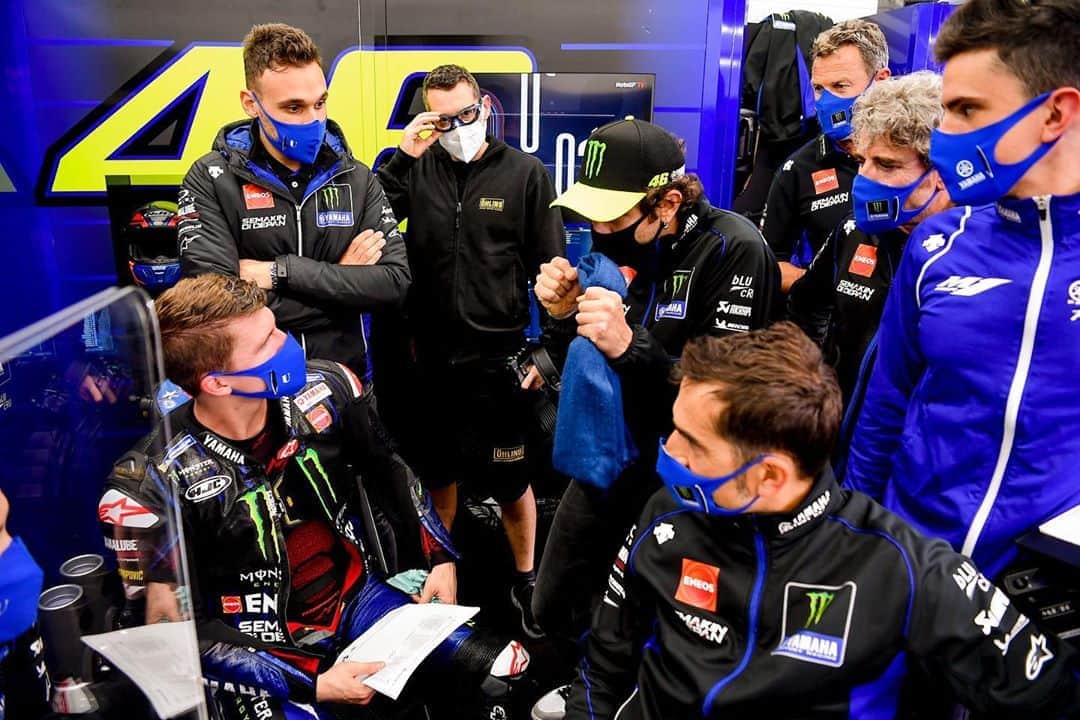 YamahaMotoGPさんのインスタグラム写真 - (YamahaMotoGPInstagram)「@valeyellow46’s been back in our garage for 1 minute and went straight into rider debrief mode 🔥👊  For the full story see the link in our bio 🔗📰  #MonsterYamaha  #MotoGP  #EuropeanGP」11月7日 1時44分 - yamahamotogp