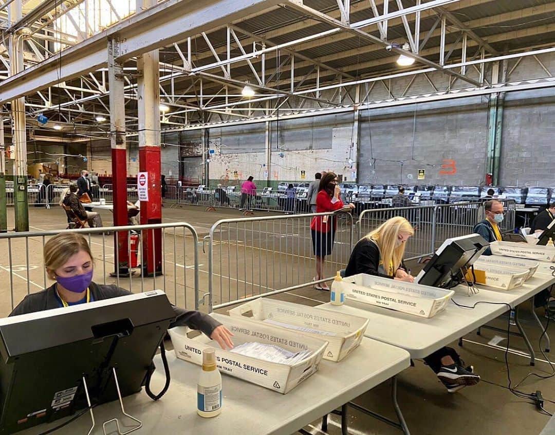 NBC Newsさんのインスタグラム写真 - (NBC NewsInstagram)「Workers line the perimeter of the Allegheny County election warehouse in Pennsylvania as they count some of the outstanding ballots by hand.  Observers from both campaigns are present and have full access from the center of the room to oversee the count, @maurabarrett reports.  📷 @maurabarrett」11月7日 2時05分 - nbcnews