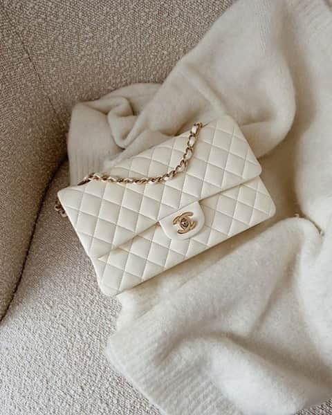 GILTのインスタグラム：「We know it’s still fall, but we’re ready to break out the winter whites. Photo by: @alyssa.lenore.」