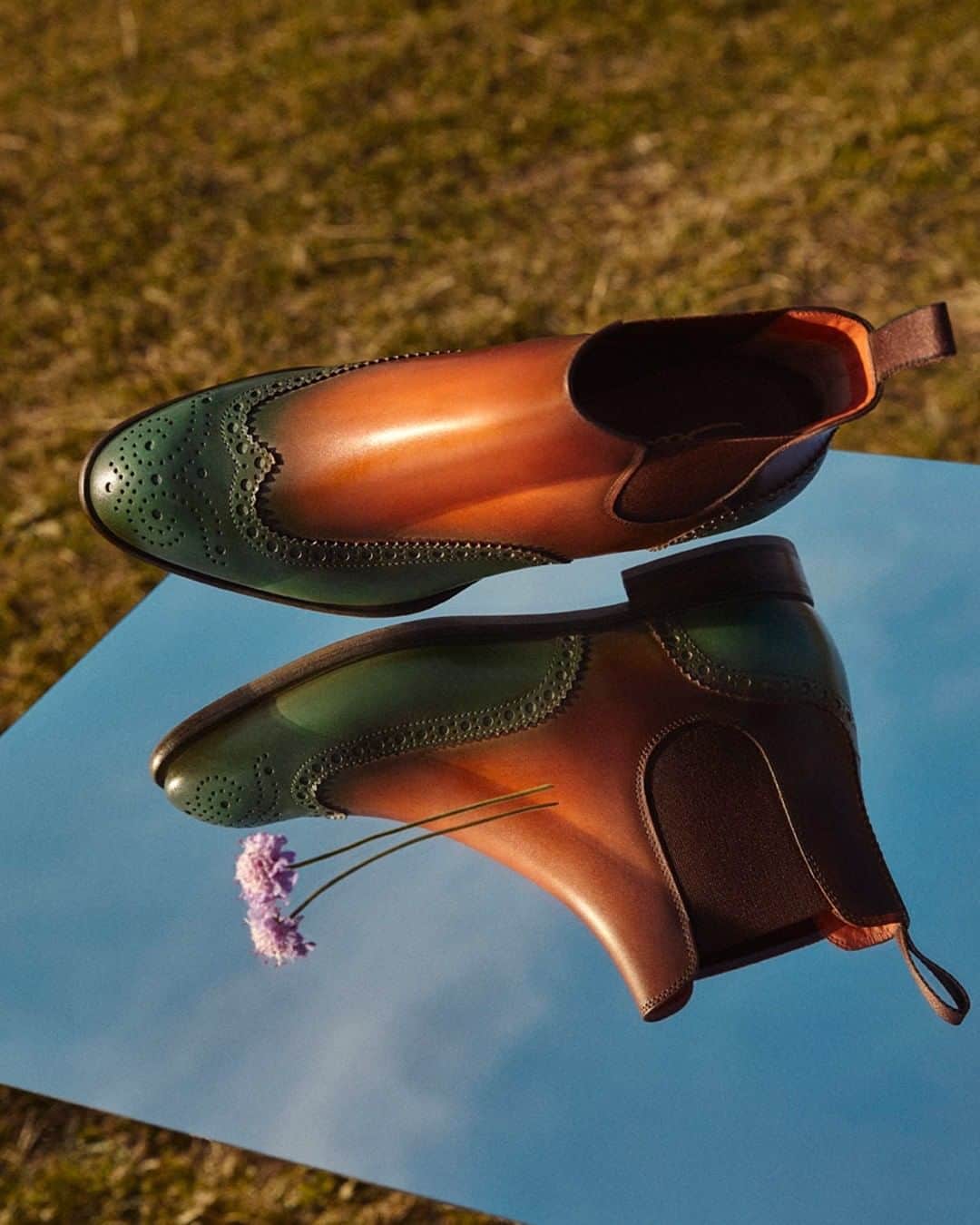 サントーニのインスタグラム：「Santoni's colourful soul comes to life: deep green and orange tones applied by the hands of expert craftsmen, for a shoe that is always unique.  #Santoni #SantoniFW20 #MadeinSantoni」