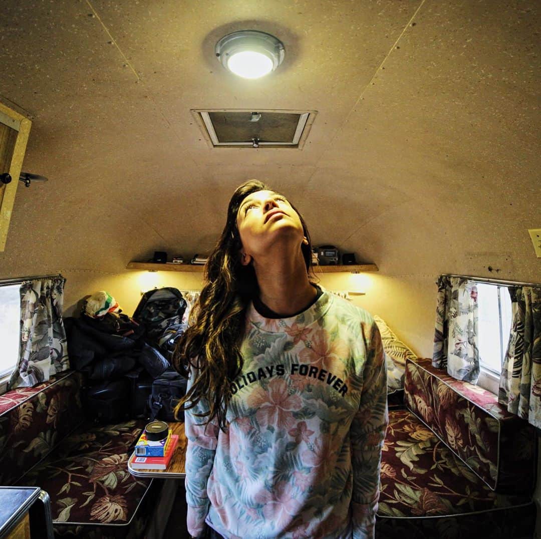ハンナ・シモンのインスタグラム：「Making a personal sanity choice to just sit in an airstream and stare into this lightbulb surrounded by most of my earthly belongings so that I don’t have a psychotic break and just start pointing at maps and yelling random county names and writing numbers all over digital blackboards. Someone let me know when it is all over and safe to come out. Until then just me and this bright shining artificial light in this tiny box. ANYONE ELSE LIVING LIKE A HERMIT CRAB RN? 📈📉📊🧮🙅🏽‍♀️💡📦 🦀」