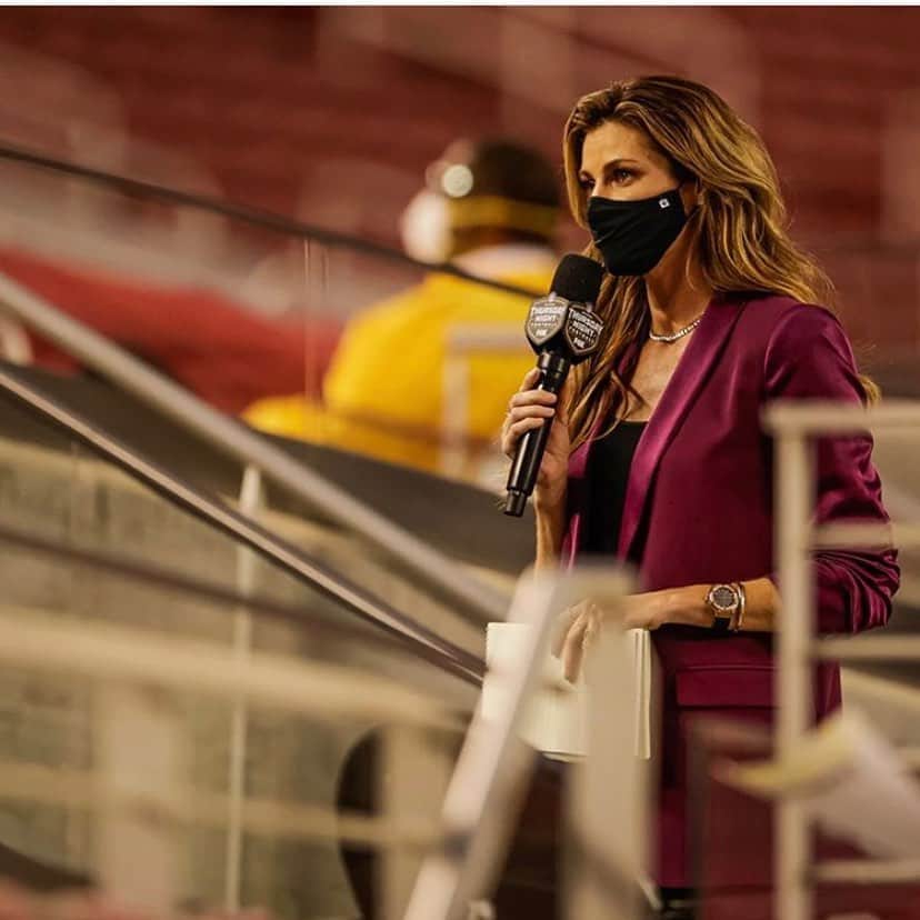 エリン・アンドリューズのインスタグラム：「Week 9 TNF GB @ SF @nflonfox @vtrilling @jilliangregory @aliceandolivia @lanajewelry」