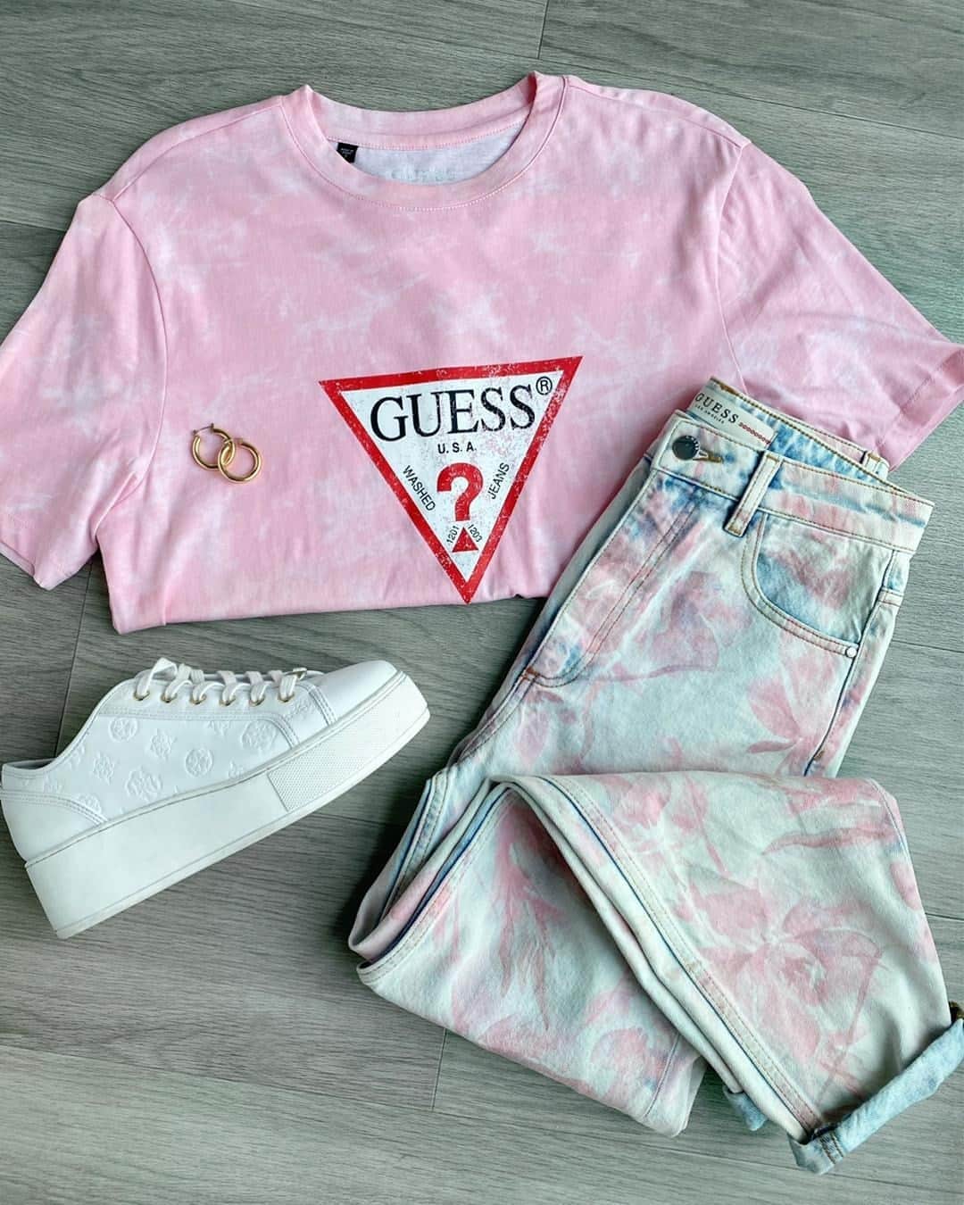 ゲスのインスタグラム：「casual friday 💗✨👟 #LoveGUESS」