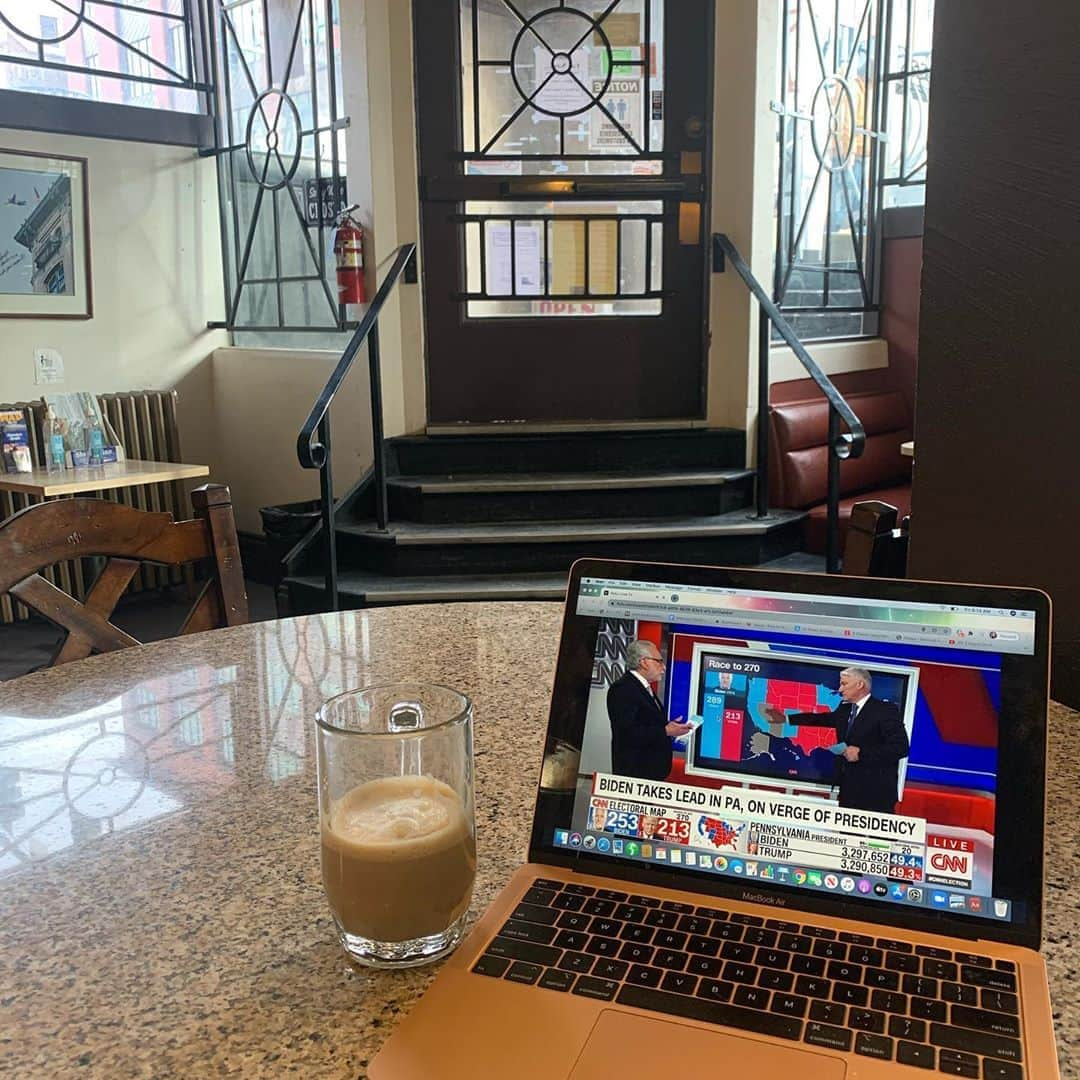 メアリー・リン・ライスカブさんのインスタグラム写真 - (メアリー・リン・ライスカブInstagram)「Quietly celebrating in Butte, Montana 🇺🇸🇺🇸🇺🇸💙💙💙#latte #votes #breakfast #americana #space #bidenharris2020 #allday #fresh #butteamerica #montana #math #partytime」11月7日 2時15分 - marylynnrajskub