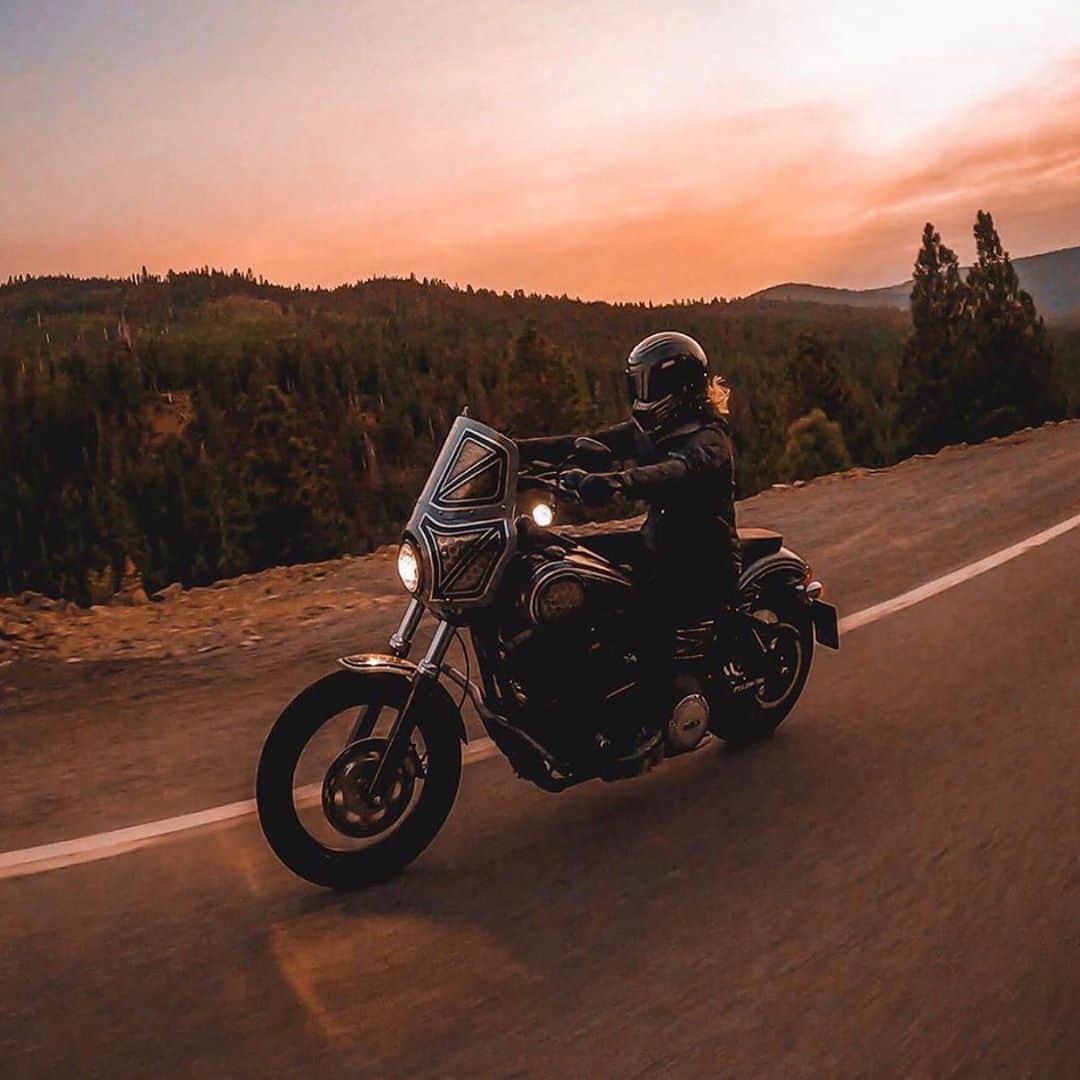 Harley-Davidson Japanさんのインスタグラム写真 - (Harley-Davidson JapanInstagram)「高揚と切なさが行き交う秋の夕べ。#ハーレー #harley #ハーレーダビッドソン #harleydavidson #バイク #bike #オートバイ #motorcycle #ツーリング #touring #道 #road #秋 #fall #autumn #2020 #自由 #freedom」11月7日 2時31分 - harleydavidsonjapan