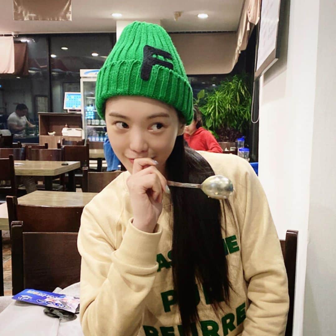 リジ のインスタグラム：「옴뇸뇸 옴뇸뇸 🥩 많이 먹고 기운내야딩👍🏻」