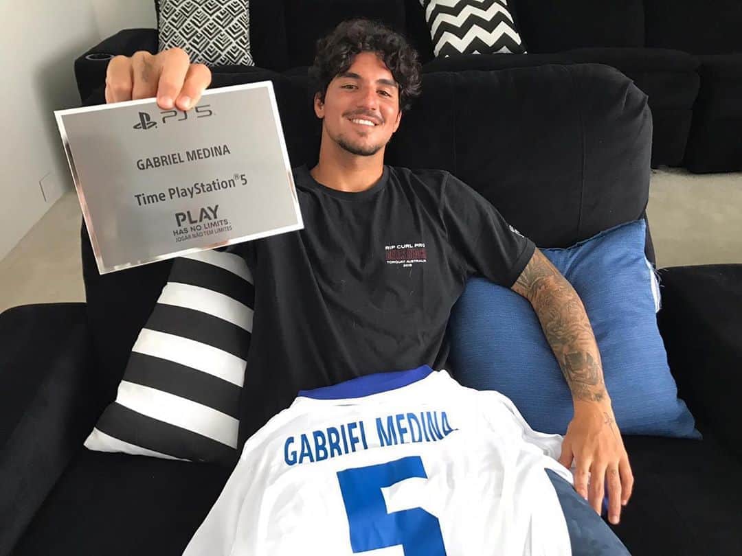 ガブリエル・メディーナのインスタグラム：「O mais novo integrante do #TimePlayStation tá na área! 💪🏽 Vou confessar uma coisa, faz tempo que eu só penso no #PlayStation5... Tá chegando a hora e to doido pra pegar o meu, e até lá vou mostrar aqui todas as novidades da @playstation_br pra vocês. Bora que vai ser irado! 🎮」