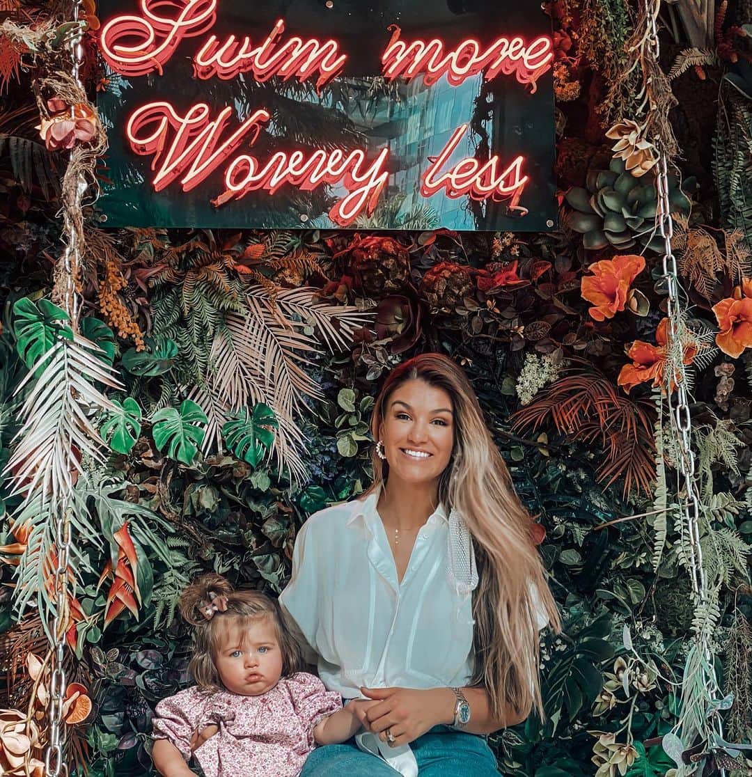 エイミー・ウィラートンのインスタグラム：「It was suggested to me that I head #intothejungle today @palazzoversacedubai ( it all sounded far too familiar to me 😂) ... anyway I went for it and 💥 had the best time with my family ! Ate and drank myself silly - we met a gorilla , #groot ,and #moana not forgetting @1magicphil .. what more do you want from an afternoon !!👍💡💕#lucky #familybrunchdubai #intothejungledubai #dubai」