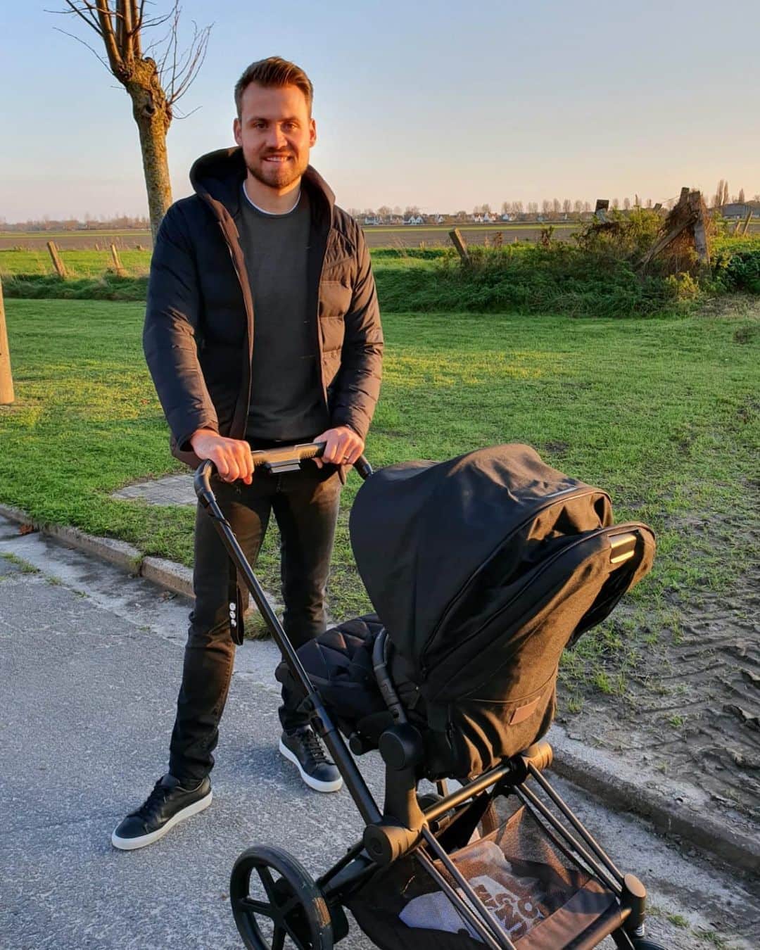 シモン・ミニョレさんのインスタグラム写真 - (シモン・ミニョレInstagram)「🌅👨‍👦🚶🏼@cybex_global @mmbsy.belgium #cybexepriam」11月7日 2時28分 - 22mignolet22