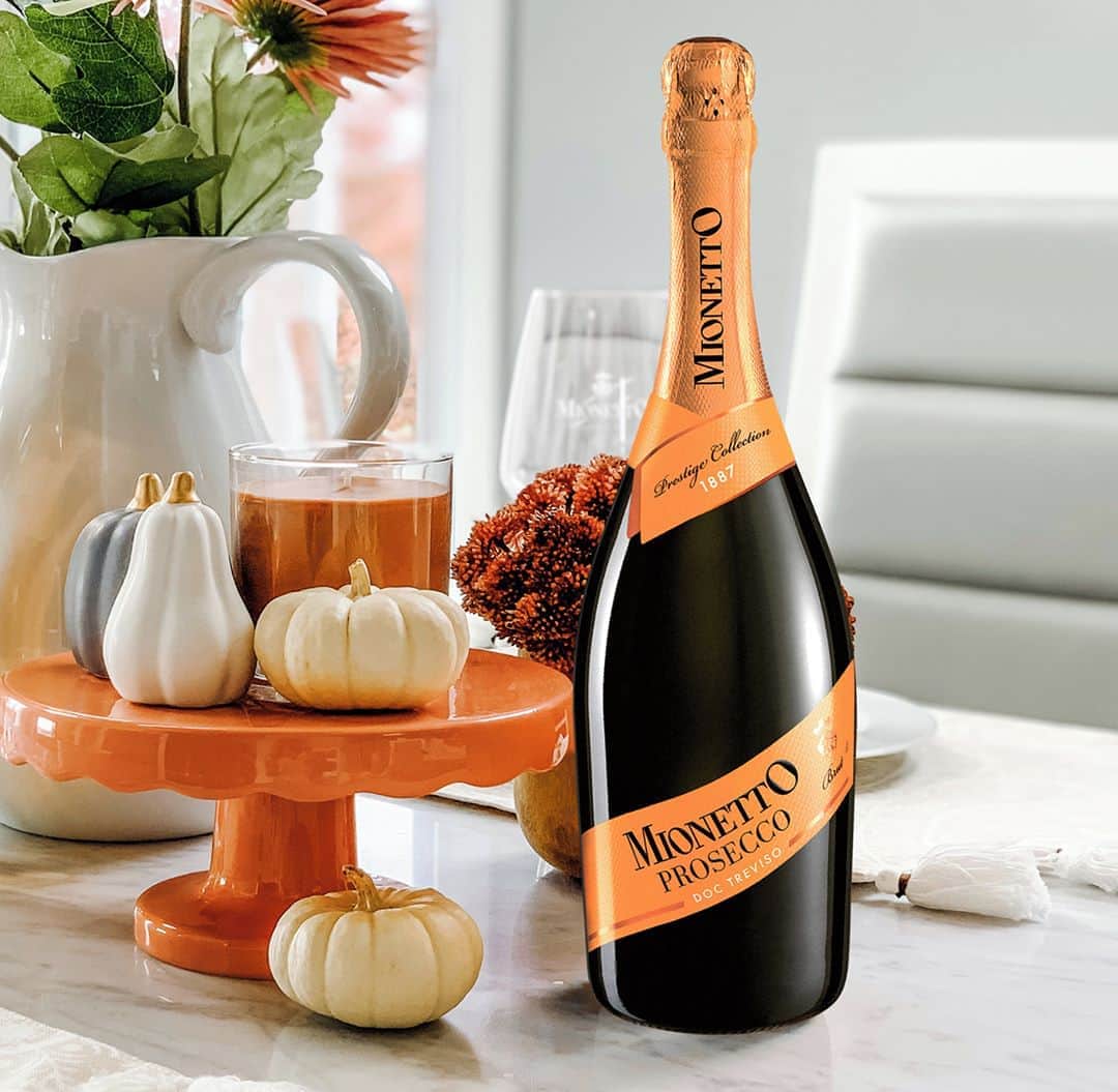 Mionetto Proseccoのインスタグラム：「Scegli la raﬃnatezza di Prosecco DOC Treviso Brut - Prestige Collection per il tuo weekend!⁣ #mionettoprosecco #mionettoinsieme⁣ ⁣ Bevi Mionetto responsabilmente」