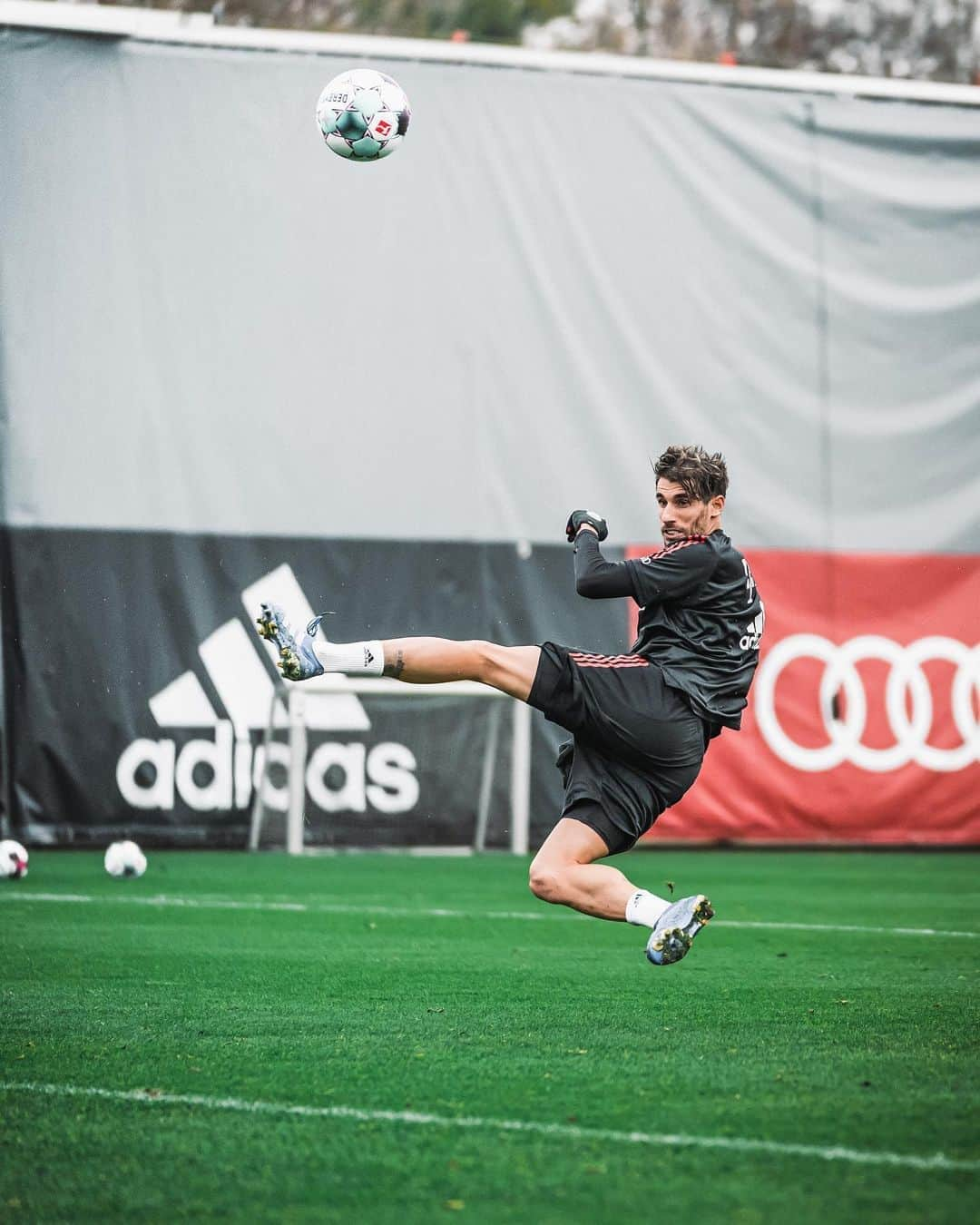 ハビ・マルティネスのインスタグラム：「B💥💥M 😂 #ready #Javi8 #BVBFCB #germanclasico」