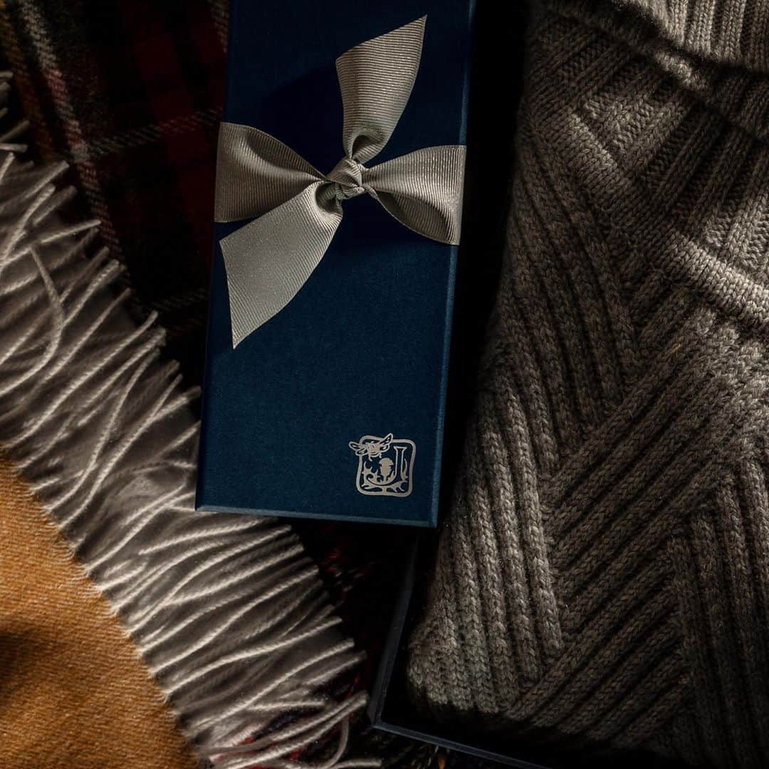 Johnstonsさんのインスタグラム写真 - (JohnstonsInstagram)「Discover a variety of luxury gift ideas. Each set is presented in a beautiful gift box, tied with grosgrain ribbon, and you can add a personal message for the recipient.」11月7日 2時40分 - johnstonsofelgin