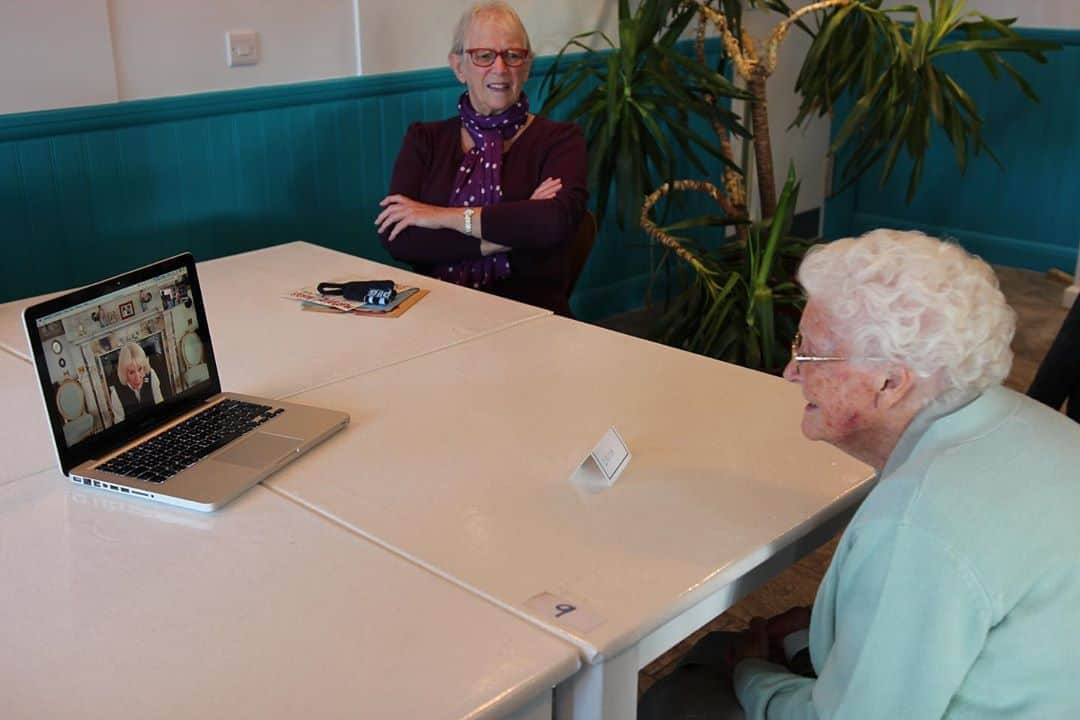 クラレンス邸さんのインスタグラム写真 - (クラレンス邸Instagram)「To celebrate @NACCCaterCare #MealsOnWheelsWeek The Duchess of Cornwall has made a video call to @the.bevy, a community owned pub in Brighton to speak to their Chatterboxes support group for elderly people isolated by the pandemic. 👋   The Bevy launched its Meals on Wheels service earlier this year in response to the Covid-19 crisis, delivering more than 6000 meals to vulnerable residents, as well as providing socially distanced chats and running errands for those unable to leave home.   The Duchess spoke to Sue Cawthray, National Chair of NACC, Chris Llewellyn, Chair, and Helen Jones, Manager, of the Bevy to learn how they had supported their community during the COVID-19 crisis.  HRH then took a virtual tour around the pub, meeting Chatterboxes’ participants and Meals on Wheels recipients, including Terry, 85, and Louisa, 94, who discussed her love of gardening with The Duchess.   After the call, the Chatterboxes finished off their lunch with a special delivery from the Clarence House kitchens! 🍰   ⬅️ Swipe to watch a clip from the video call and follow the link in bio for more.」11月7日 2時34分 - clarencehouse