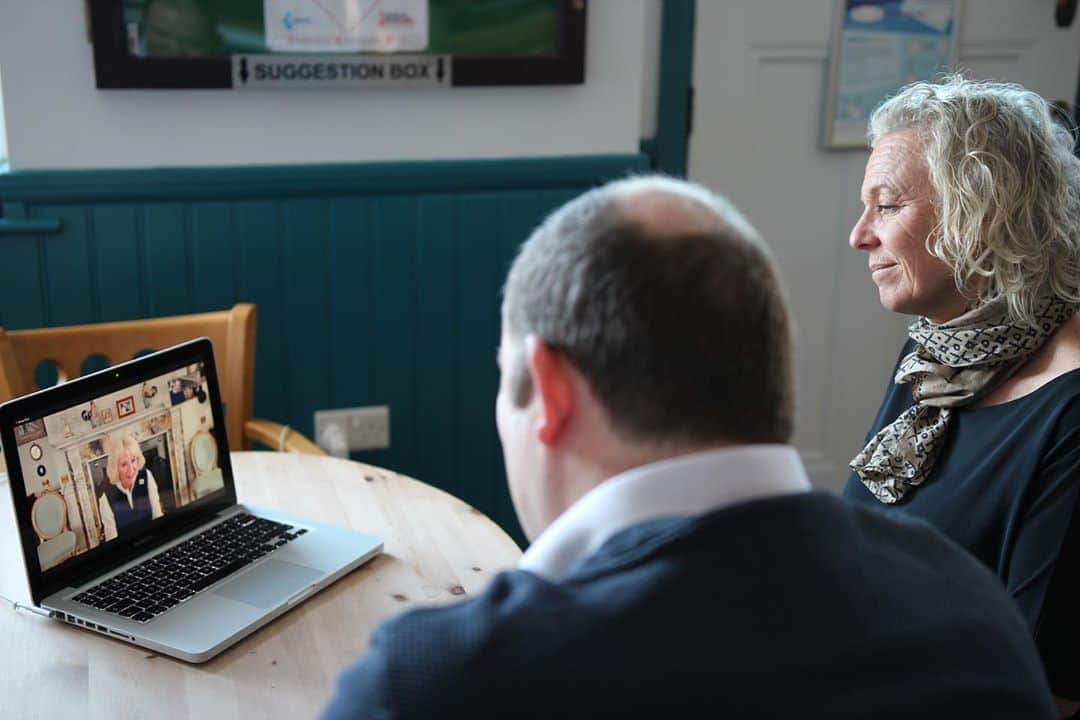 クラレンス邸さんのインスタグラム写真 - (クラレンス邸Instagram)「To celebrate @NACCCaterCare #MealsOnWheelsWeek The Duchess of Cornwall has made a video call to @the.bevy, a community owned pub in Brighton to speak to their Chatterboxes support group for elderly people isolated by the pandemic. 👋   The Bevy launched its Meals on Wheels service earlier this year in response to the Covid-19 crisis, delivering more than 6000 meals to vulnerable residents, as well as providing socially distanced chats and running errands for those unable to leave home.   The Duchess spoke to Sue Cawthray, National Chair of NACC, Chris Llewellyn, Chair, and Helen Jones, Manager, of the Bevy to learn how they had supported their community during the COVID-19 crisis.  HRH then took a virtual tour around the pub, meeting Chatterboxes’ participants and Meals on Wheels recipients, including Terry, 85, and Louisa, 94, who discussed her love of gardening with The Duchess.   After the call, the Chatterboxes finished off their lunch with a special delivery from the Clarence House kitchens! 🍰   ⬅️ Swipe to watch a clip from the video call and follow the link in bio for more.」11月7日 2時34分 - clarencehouse