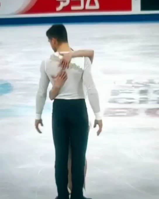 ニコーレ・デラ・モニカのインスタグラム：「Quegli attimi in cui la musica inizia ⛸️💙 those moments when the music starts 🤩  👗 By @claudia_blulight #dellamonicaguarise #attimi #gare #competitions #pattinaggiosulghiaccio #figureskating #love #pairskating #fisg4passion #fiammeoromoena #italiateam」