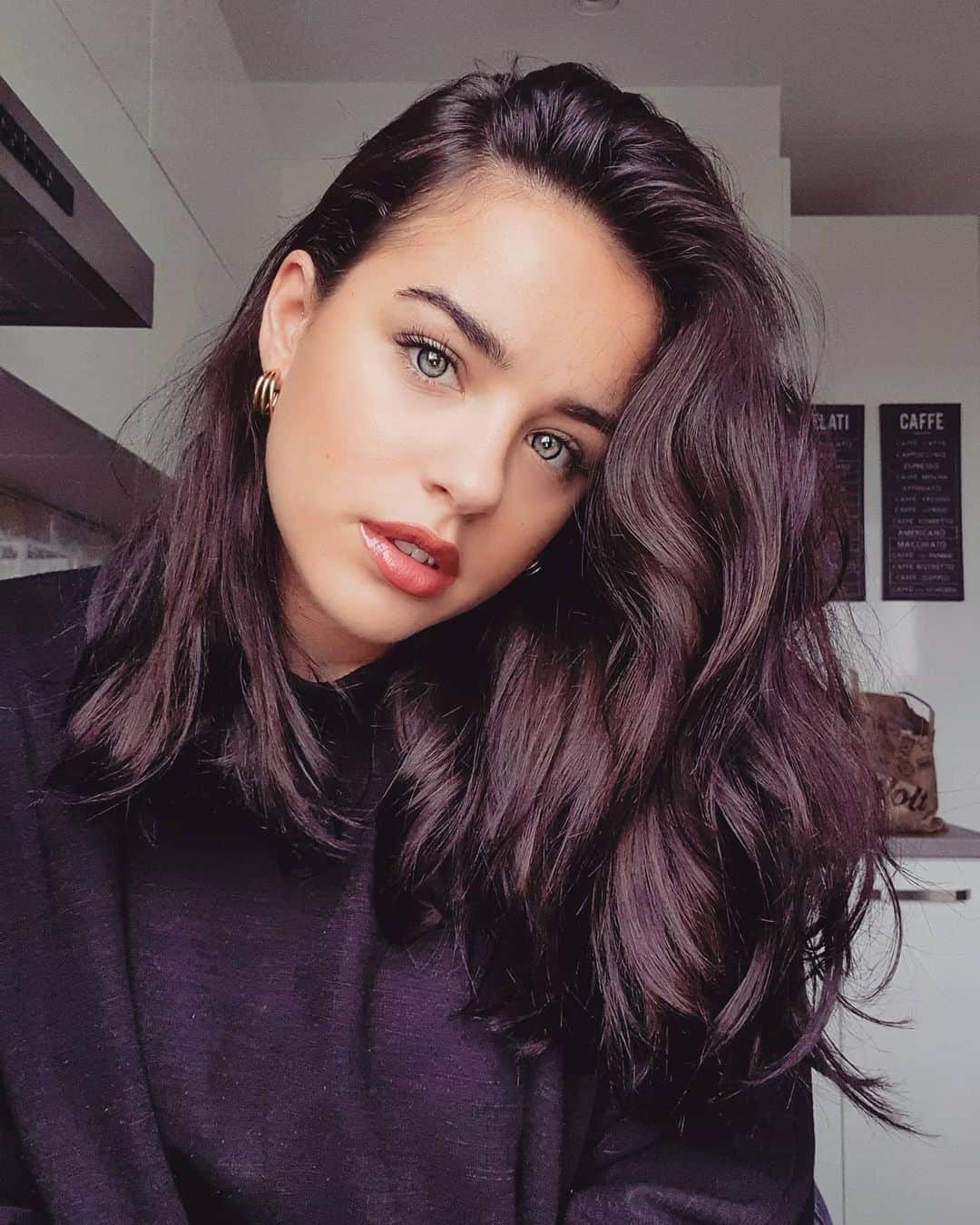 ジョージア・メイ・フットのインスタグラム：「To keep the long hair or to cut.... what do you think? Tell me...🤷🏽‍♀️」