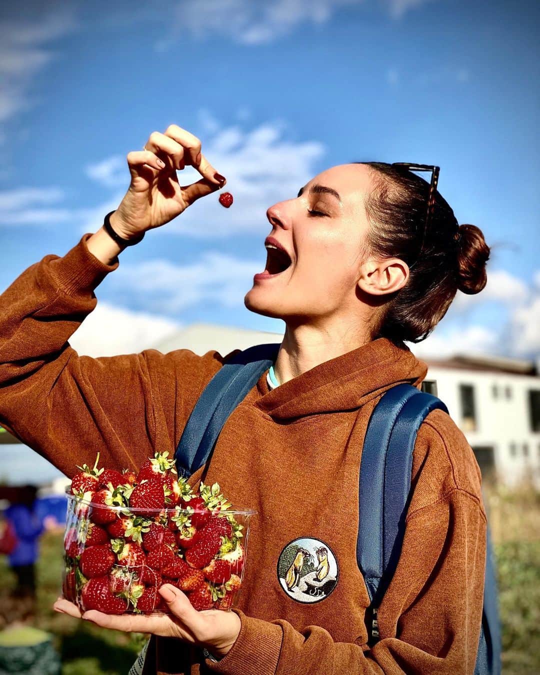 Sedef Avciのインスタグラム：「Ekim’de gidersen çilek yersin,Ocak’ta gidersen kuzu seversin.Bil bakalım neresi? Evet doğru tahmin Kazdağları.Nerden mi biliyorum? Tecrubelerim @oyunkampta sayesinde.🐑🍓🐑🍓」