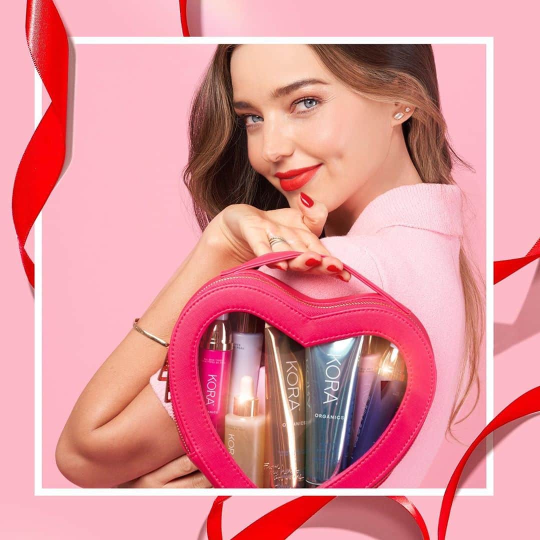 KORA Organicsさんのインスタグラム写真 - (KORA OrganicsInstagram)「The Love Beauty Bag includes a love note from @MirandaKerr on the front window and is perfect for keeping all your skincare in one heartfelt place. 💖 Visit our link in bio for Miranda’s complete gift guide! 🎁✨ #KORAOrganics #MindBodySkin #Holiday」11月7日 2時48分 - koraorganics