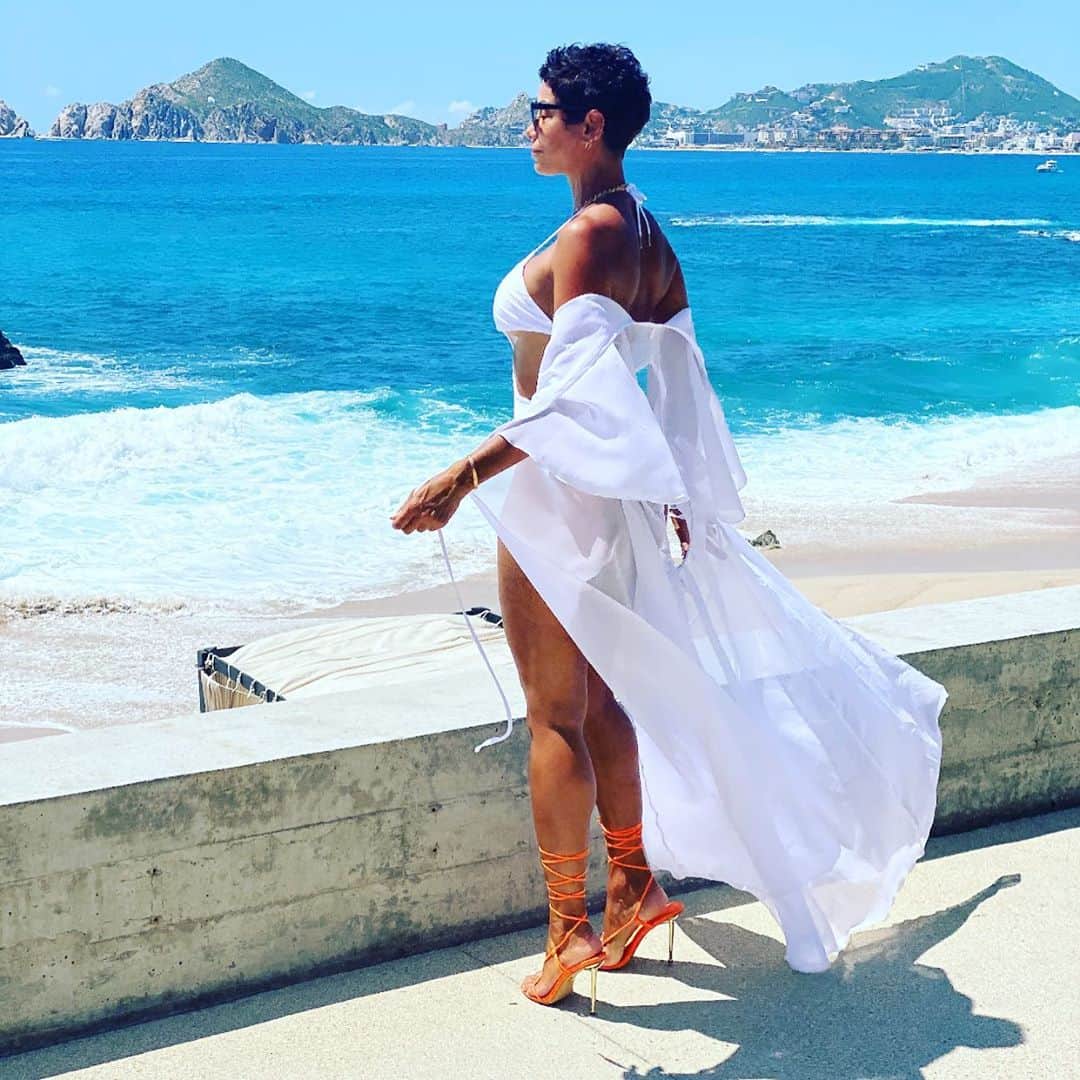 ニコール・ミッチェル・マーフィーのインスタグラム：「“Continue to expand build expressing love... Show your heart . Open and move thru the door. “ #yfoy  follow @yfoyshop #everydayconfidence #nicolemurphy  #healthandwellness #feelinggood #loveyourself」