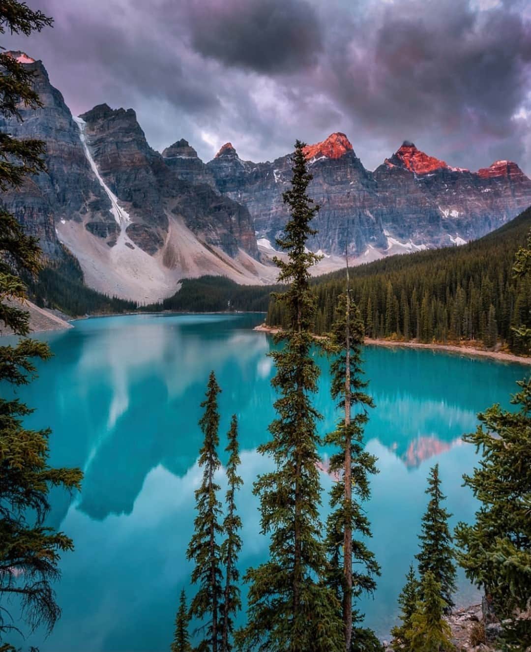 Earth Picsさんのインスタグラム写真 - (Earth PicsInstagram)「Beautiful Moraine Lake, Canada by @danschyk」11月7日 3時00分 - earthpix