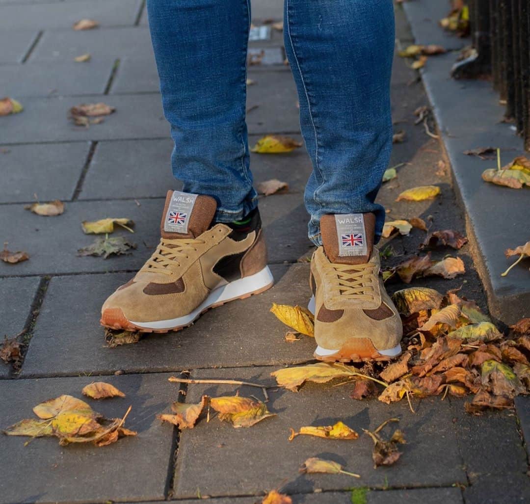 ウォルシュのインスタグラム：「Our New Glory Tan are the perfect casual attire 🙌 . . . #normanwalshuk #normanwalsh #britishmanufacturing #madeinbritain #ukmfg #shoes #footwear #sneakers」