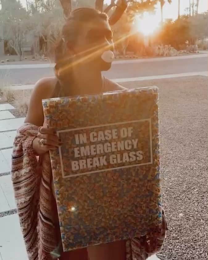 ジェシカ・ゾアのインスタグラム：「Thank you @byrobynblair for my fun new art piece. With all of this election anxiety... I may break it open for more bubble gum.」