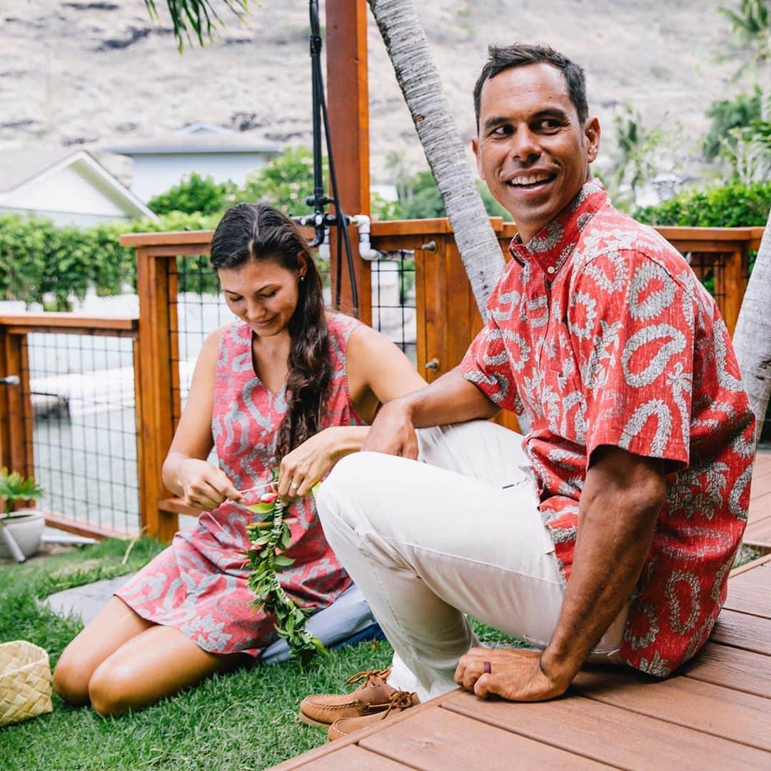 レインスプーナーのインスタグラム：「The first Aloha Friday of November has us starting to think about the holidays and gifts for our friends and family. Lucky for you, we’ve created the ultimate holiday gift guide to make finding the perfect present easy. With gifts for the whole family, there is something for everyone. Link in bio.」