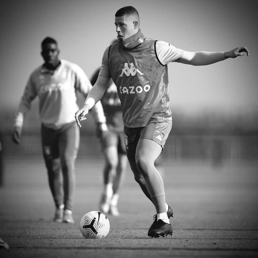 のインスタグラム：「Big Game Sunday... ⚽️💪🏻 #AVFC」