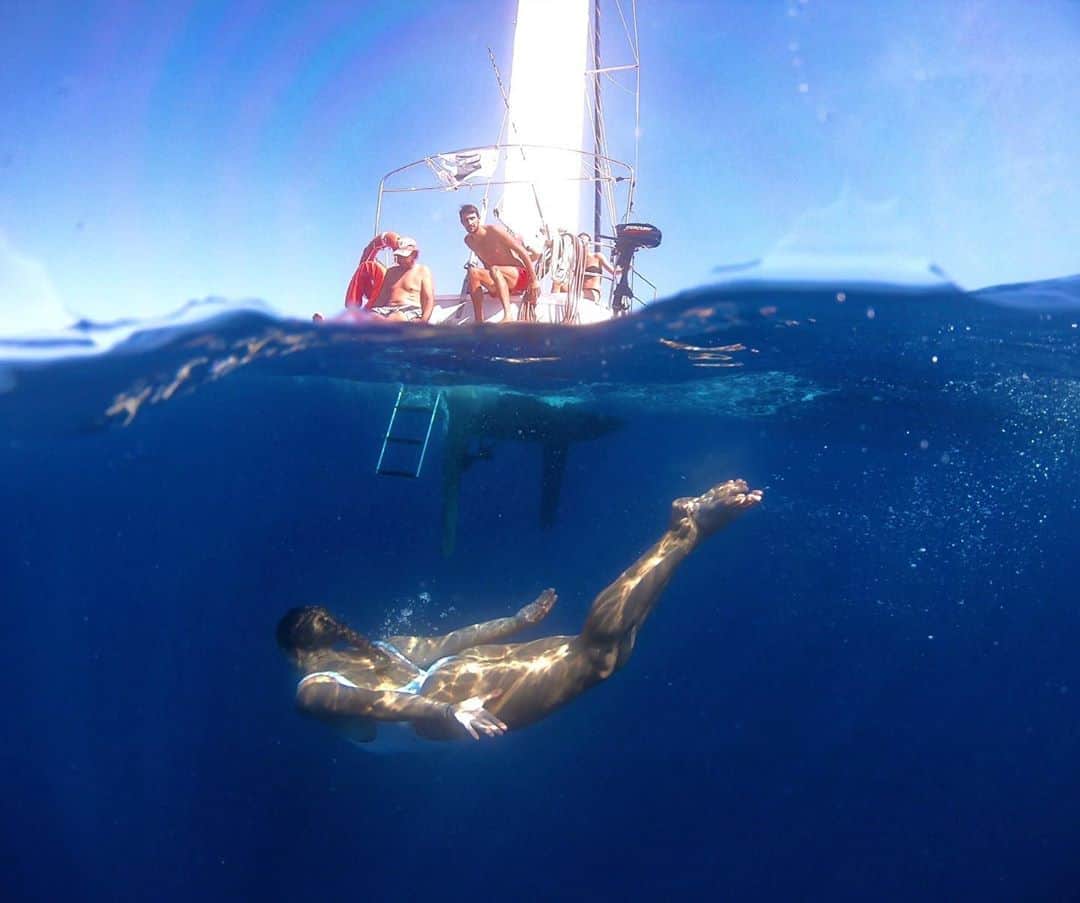 ローラ・マリノさんのインスタグラム写真 - (ローラ・マリノInstagram)「Le confinement c’était pas vraiment dans les plans... 🤷🏼‍♀️ . #corsica #corse #sailing #voile #grandbleu #mer #sea #swim #underwater #underwaterphotography #canari #capcorse #sirene #bestlife #bestmoments #deepblue #diving #divingdeep #gopro #goprooftheday #goprohero #gopro #goprophotography #dome #goprodome」11月7日 3時13分 - _lauramarino