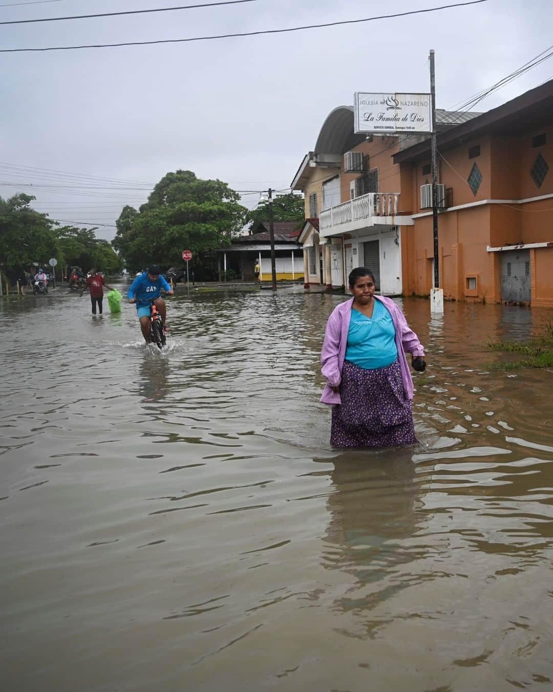 Primer Impactoさんのインスタグラム写真 - (Primer ImpactoInstagram)「Inundaciones en el departamento de #Izabal, #Guatemala, por el pasao de #Eta.   Unas 30 horas de la depresión tropical equivalen a mes y medio de lluvia, según Instituto de Sismología, Vulcanología, Meteorología e Hidrología (Insivimeh).  Más detalles sobre esta situación con nuestra reportera @erickaporrastudiotv a las 5pm/4c en #PrimerImpacto.   Fotos: Carlos Alonzo y Johan Ordóñez / AFP vía Getty Images.」11月7日 3時17分 - primerimpacto