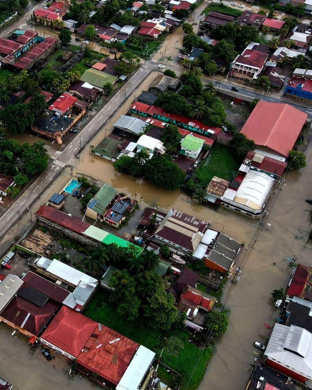 Primer Impactoさんのインスタグラム写真 - (Primer ImpactoInstagram)「Inundaciones en el departamento de #Izabal, #Guatemala, por el pasao de #Eta.   Unas 30 horas de la depresión tropical equivalen a mes y medio de lluvia, según Instituto de Sismología, Vulcanología, Meteorología e Hidrología (Insivimeh).  Más detalles sobre esta situación con nuestra reportera @erickaporrastudiotv a las 5pm/4c en #PrimerImpacto.   Fotos: Carlos Alonzo y Johan Ordóñez / AFP vía Getty Images.」11月7日 3時17分 - primerimpacto