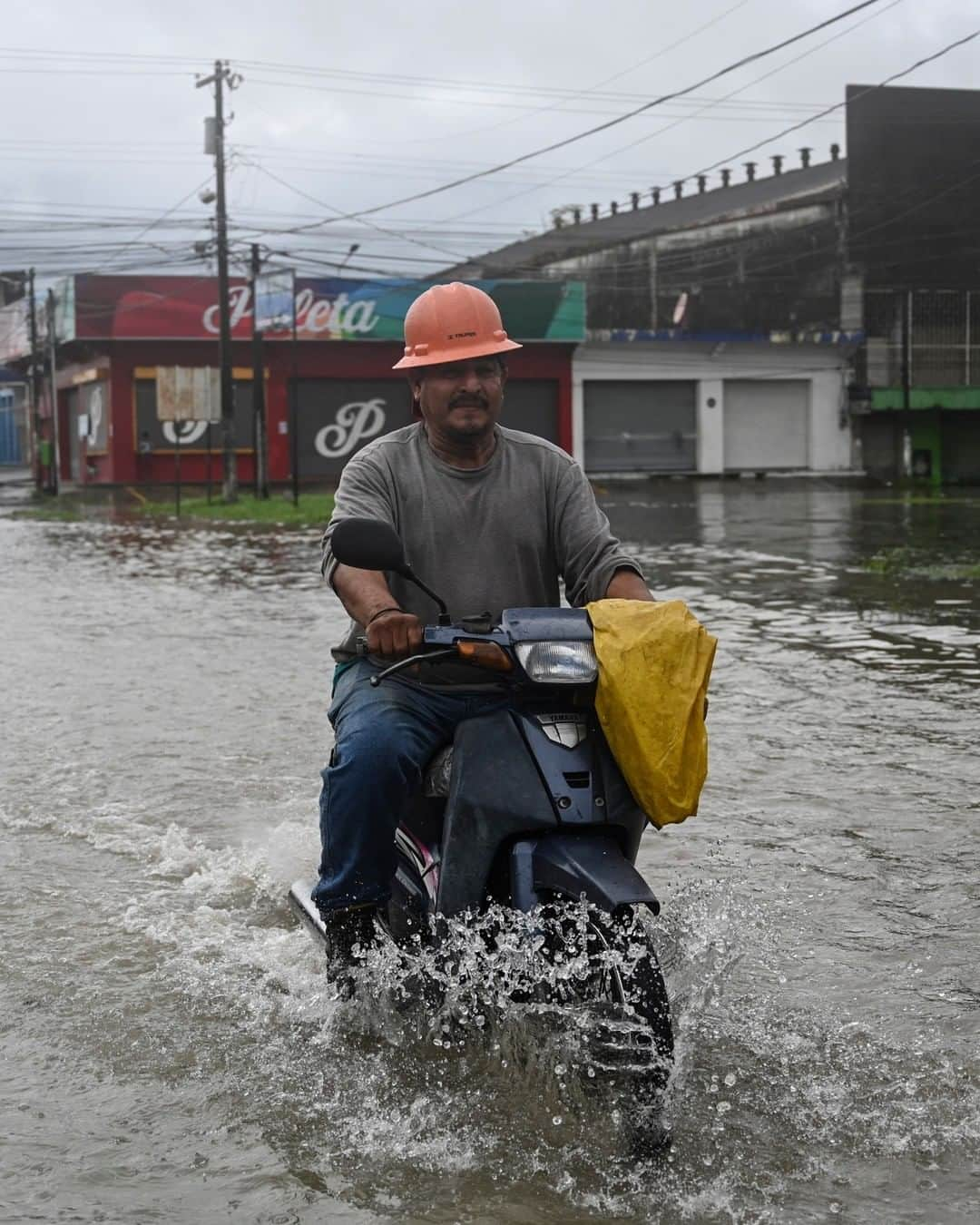 Primer Impactoさんのインスタグラム写真 - (Primer ImpactoInstagram)「Inundaciones en el departamento de #Izabal, #Guatemala, por el pasao de #Eta.   Unas 30 horas de la depresión tropical equivalen a mes y medio de lluvia, según Instituto de Sismología, Vulcanología, Meteorología e Hidrología (Insivimeh).  Más detalles sobre esta situación con nuestra reportera @erickaporrastudiotv a las 5pm/4c en #PrimerImpacto.   Fotos: Carlos Alonzo y Johan Ordóñez / AFP vía Getty Images.」11月7日 3時17分 - primerimpacto