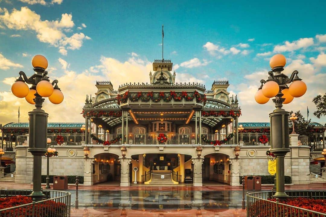 Walt Disney Worldさんのインスタグラム写真 - (Walt Disney WorldInstagram)「The halls are decked at Magic Kingdom Park. 🎄 Get a closer look on the @DisneyParksBlog! #DisneyMagicMoments✨」11月7日 3時18分 - waltdisneyworld