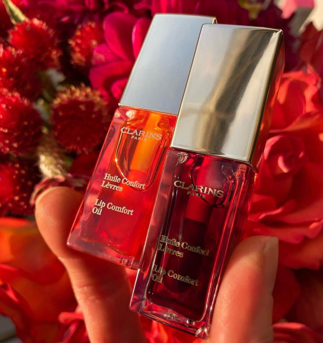 CLARINSさんのインスタグラム写真 - (CLARINSInstagram)「Are you for the autumn glow?!✨✨✨ Tangerine 🍊 + Red Berry 🍓 Lip Comfort Oil - drop us a note if you love these for fall too!  #clarinslipoil #makeup #clarinsmakeup #clarins」11月7日 3時30分 - clarinsusa