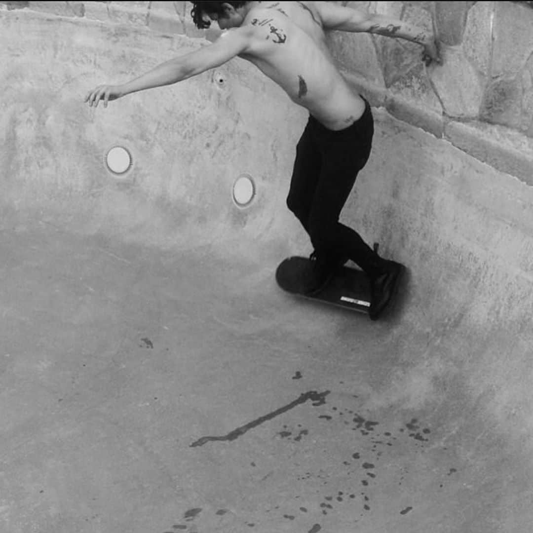 サミュエル・ラーセンのインスタグラム：「Got my self a new skateboard.. promised myself I will NOT break any bones this time..we’ll see.. if you have an empty pool dm me 🤘」