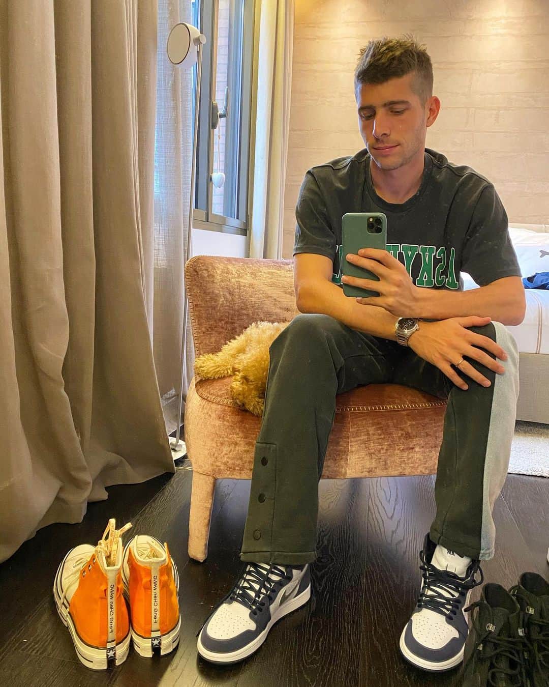 セルジ・ロベルトのインスタグラム：「Sneakers & @balooitsme 🐶」
