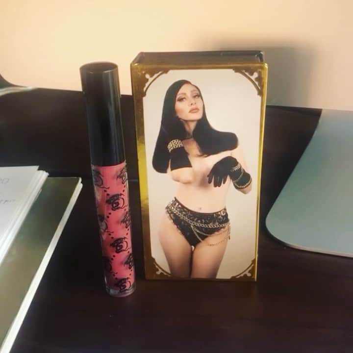 カーミンのインスタグラム：「are we ready for a new song 👀  s/o @qveenstudio chillin on my desk」