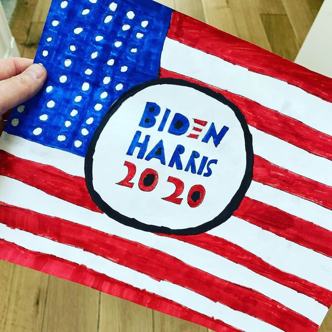 エリザベス・バンクスさんのインスタグラム写真 - (エリザベス・バンクスInstagram)「My son made this. We’re ready... #election2020 #bidenharris2020 #counteveryvote」11月7日 3時50分 - elizabethbanks