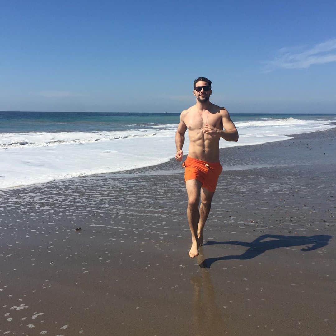ブラント・ドーハティのインスタグラム：「If they ever reboot Baywatch, here’s my audition」