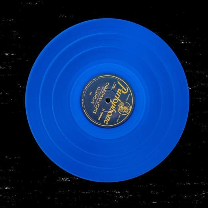 Coldplayのインスタグラム：「To celebrate Christmas Lights' 10th anniversary, the song is getting its first ever physical release! The blue 7" single is out December 4th. Pre-order now, with exclusive artwork print, from the #Coldplay Store - where you'll also find the new Christmas Lights merch. Use link in bio for the full range.」