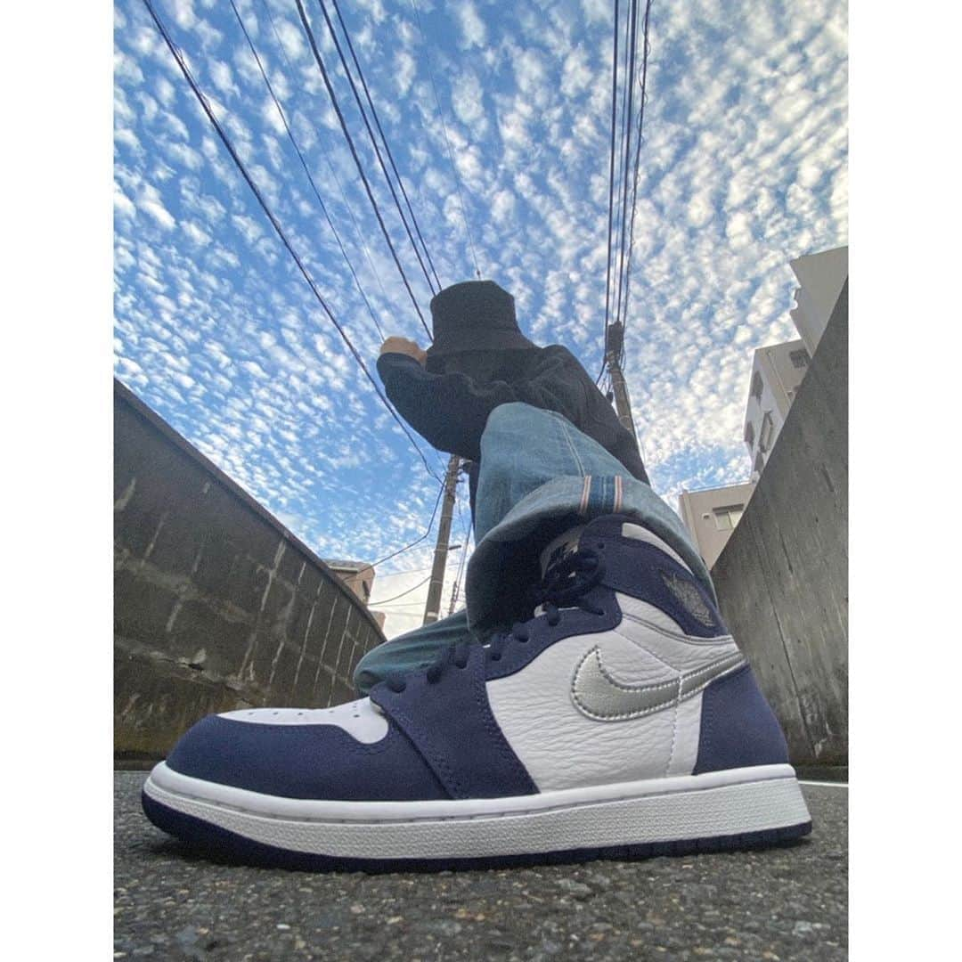 吉川大貴さんのインスタグラム写真 - (吉川大貴Instagram)「AJ1 HIGH OG CO .JP 'Midnight Navy'  スニーカーってかっこいいね。 いつか手にしてみたかった、人生初のエアジョーダン。 頑張る活力。 そしてスニーカーを買ったらやりたかった写真の撮り方なんだけど、、 これは似合わんな。  #airjordan1」11月7日 3時55分 - daiki_kikkawa