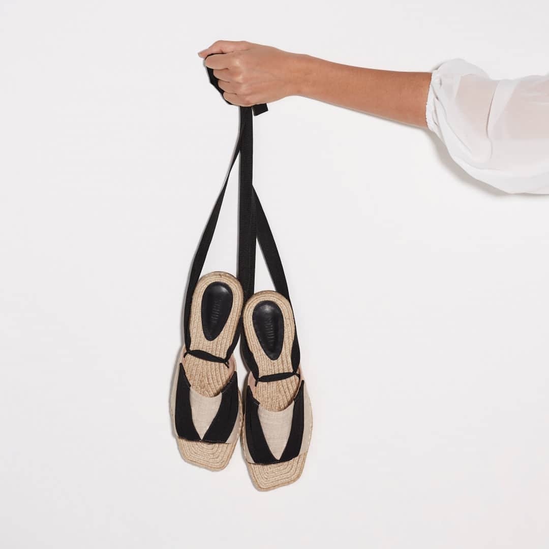 Schutzのインスタグラム：「GET ON YOUR SUMMER SHOES ❤️ #schutzespadrille」