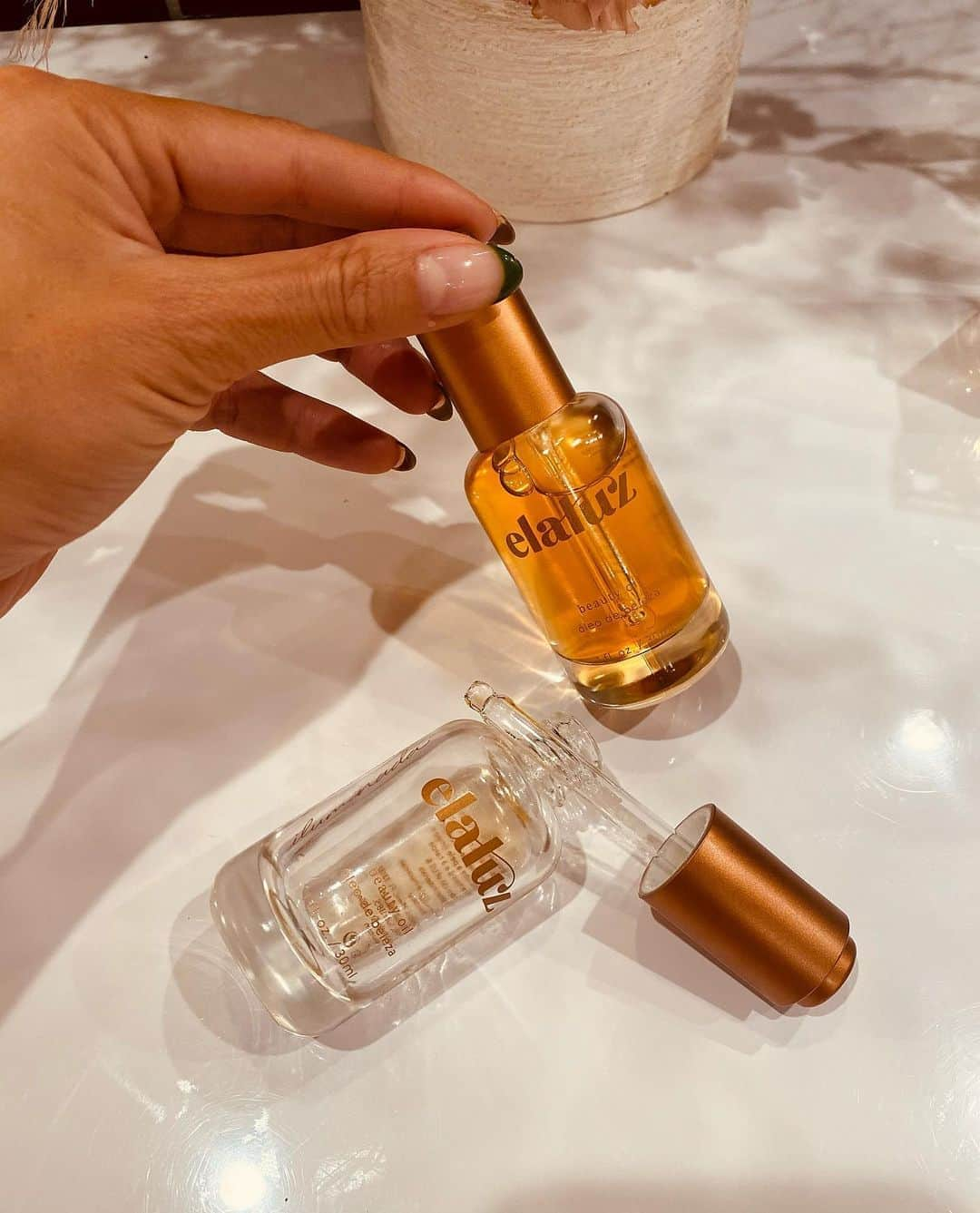 Camila Coelhoさんのインスタグラム写真 - (Camila CoelhoInstagram)「Glow Getter✨ @elaluz (time to refill again) I’m so proud of this oil!  —————- Quando vc usa até a última gotinha! Tão orgulhosa desse óleo! Tem sido um dos nossos produtos mais desejados! ✨ Deixa a pele iluminada e é perfeito antes da make!」11月7日 4時03分 - camilacoelho